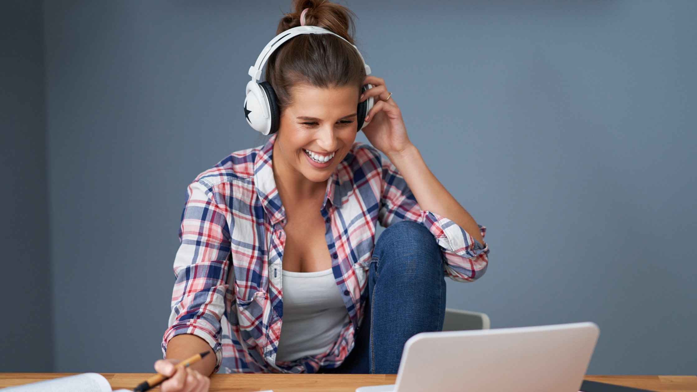 osoba ucząca się słówek, żeby lepiej rozmawiać po angielsku